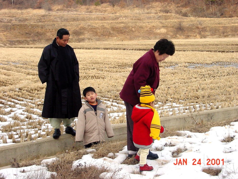:::할아버지와 손녀..설날아침에 성묘하러 가는길