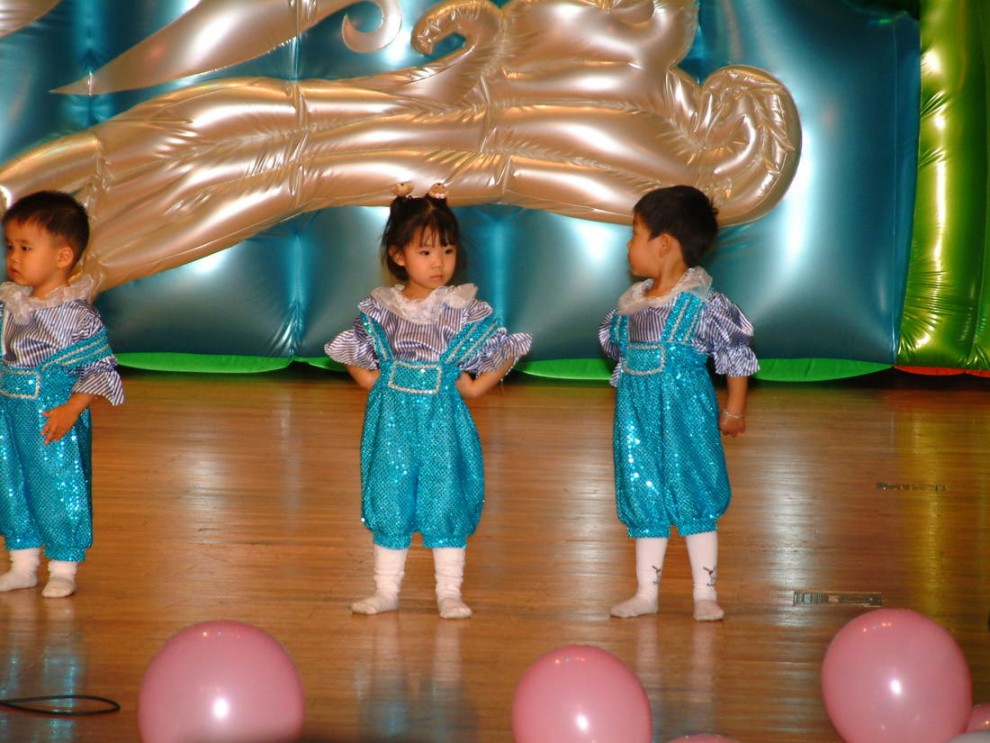 ..조명이 신기해서 위만 처다보는 서현..