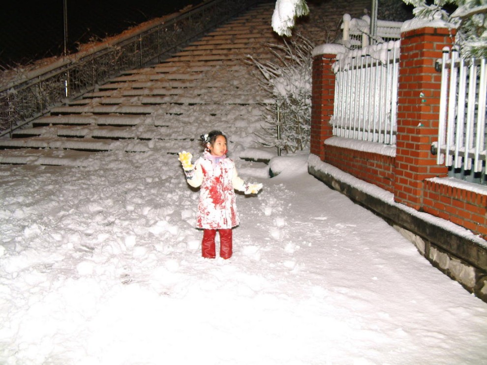 ..아파트 주차장에 눈사람을 만든후 기념으로^^;